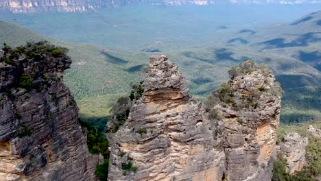 Aerial-view-over-Three-Sisters,-Blue-mountains,-Sydney,-Australia