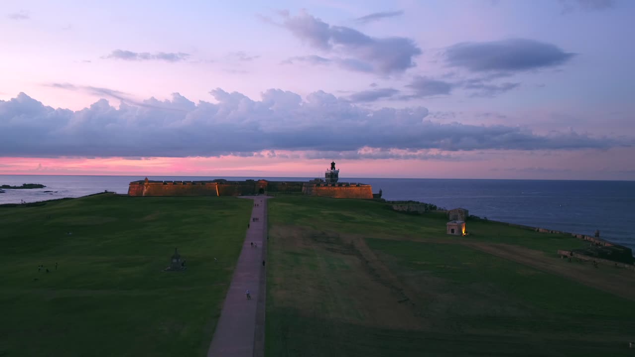 푸에르토리코의 산 펠리페 델 모로 요새를 향해 비행