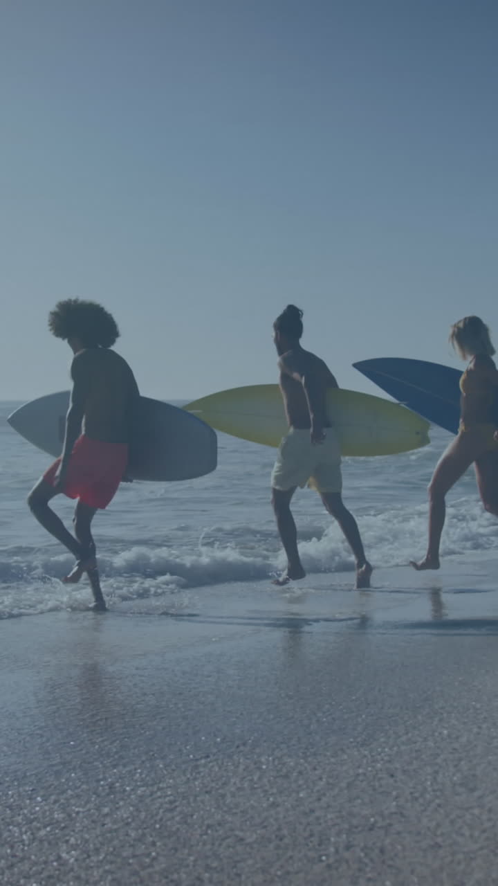 bandera estadounidense ondeando sobre nosotros mapa contra un grupo de amigos con tablas de surf corriendo en la playa