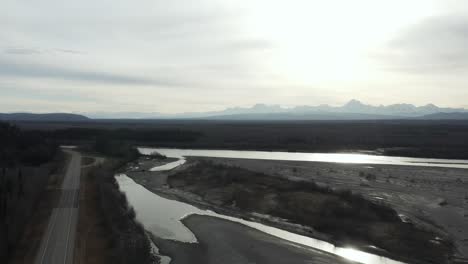 Vista-Aérea-De-La-Carretera-Y-El-Río-De-Alaska