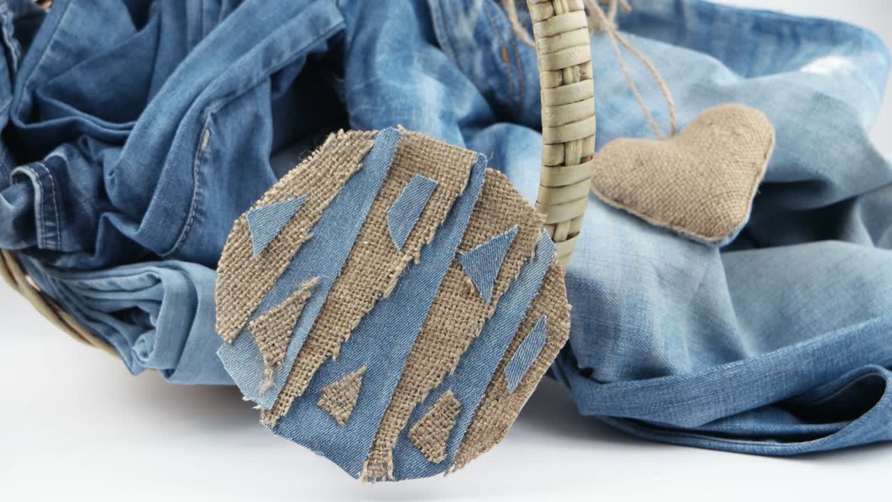 синие джинсы и плетеная корзина