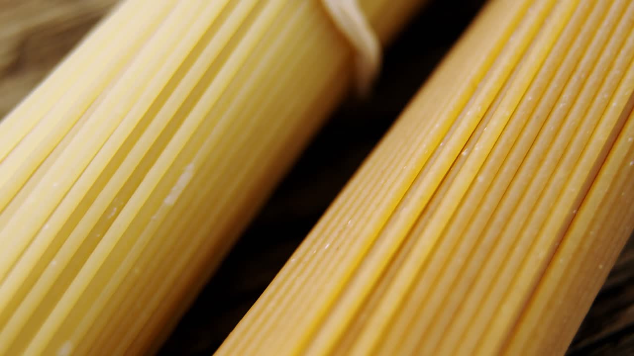 dos paquetes de espagueti crudo