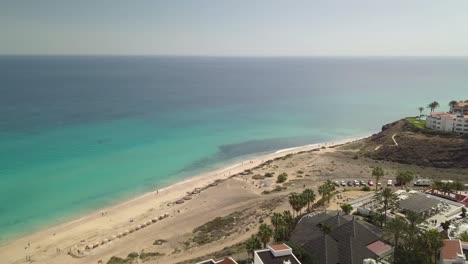 Costa-Aérea-En-La-Isla-De-Fuerteventura-Destino-De-Viaje-De-España,-Drone-Vuela-Sobre-La-Pintoresca-Playa-Solitaria-En-El-Océano-Atlántico