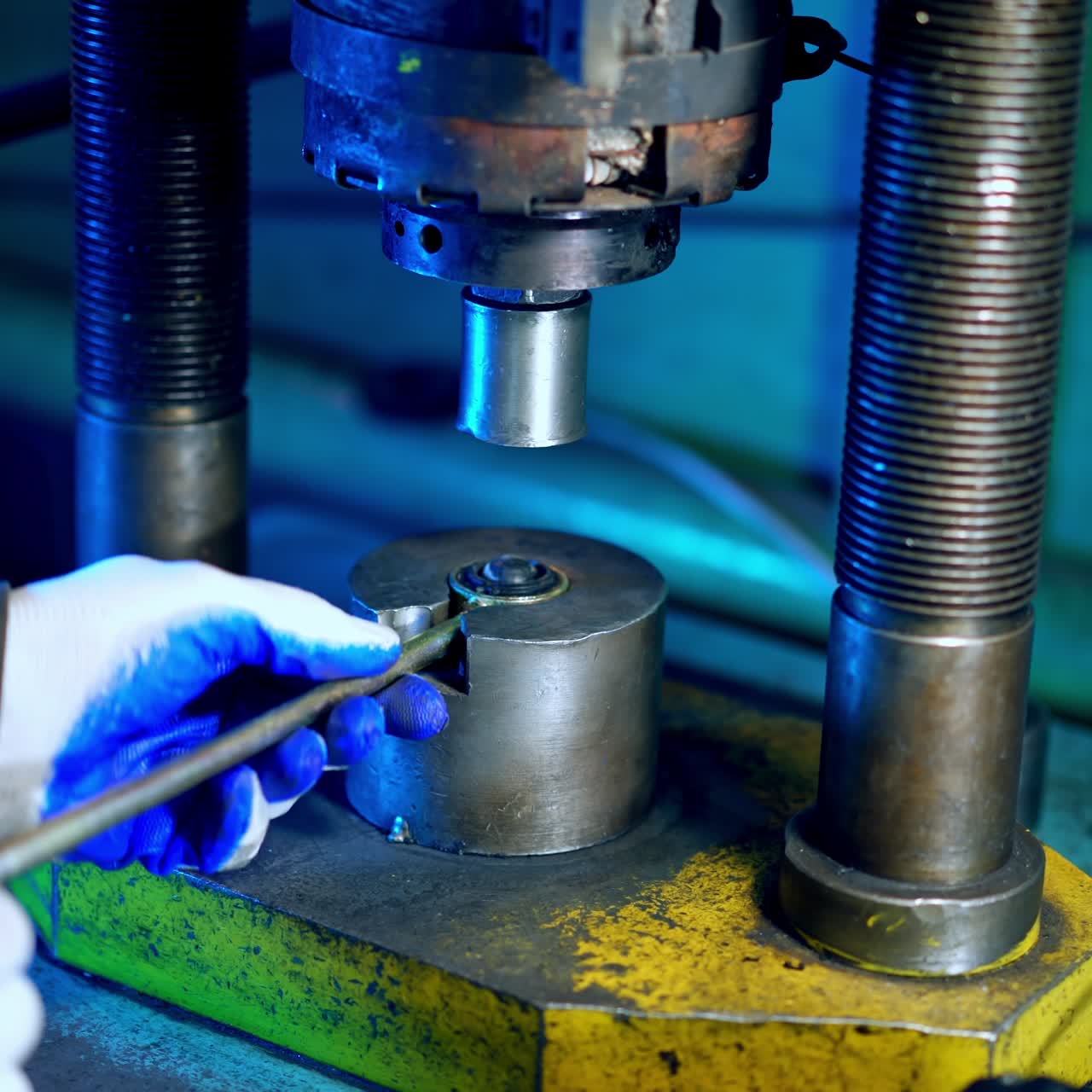 Macchina utensile in una fabbrica di metalli.
