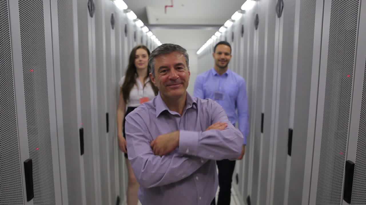 tres técnicos caminando por el pasillo