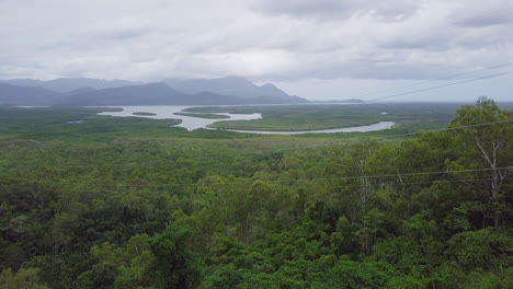 Enfatizando-El-Verde-Bosque-Que-Envuelve-Los-Alrededores-De-Los-Cantos-Rodados-De-Babinda-En-Cairns,-Australia,-Con-Vistas-Que-Se-Extienden-Hasta-Los-Lagos-Y-Las-Montañas-Más-Allá.