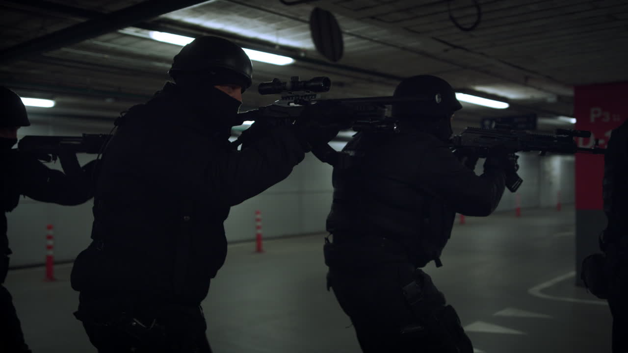 마스크를 쓴 스와트 경찰관들이 행동하고 있습니다.