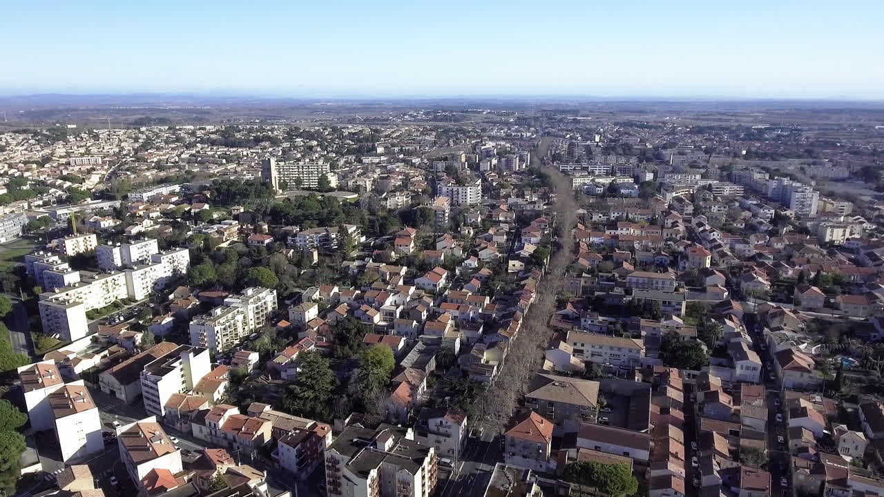 Zona residenziale nel comune francese di Béziers, nel sud della Francia. Veduta aerea con drone.