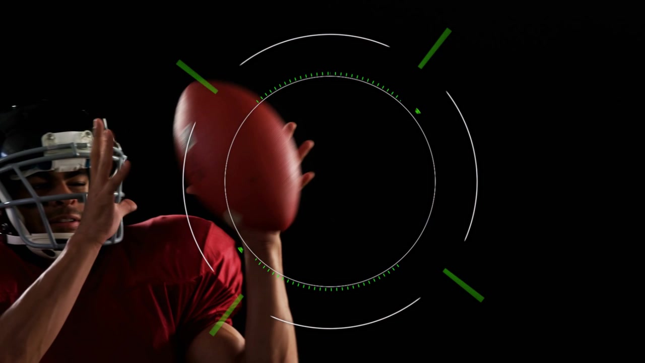 Giocatore di football che segue un passaggio, afferra e si assicura il pallone mentre un HUD ruota mostrando statistiche sportive