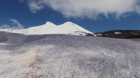 majestuosos picos de montañas cubiertas de nieve y glaciares