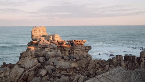 un acantilado en la costa rocosa de cascais en portugal, océano en el fondo, vista estable de copyspace