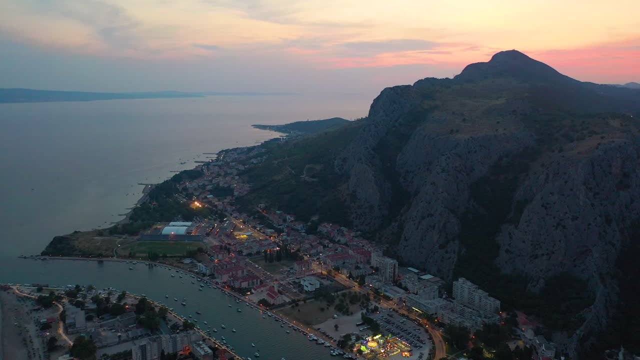 Hırvatistan'ın sahil kasabası Omiš üzerinde muhteşem gün batımı, dağ fonu, havadan görünüm.