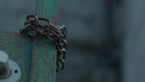 Iron-chain-around-a-post