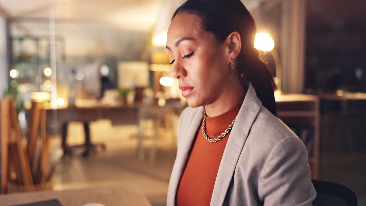 밤, 목 통증과 사업 여성 피곤한 일