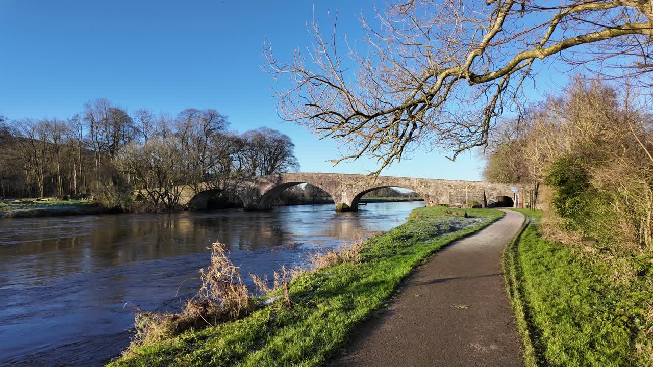 겨울 중순에 겨울 아침에 kaysheelan blueway에 있는 suir 강