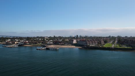 Volando-En-Coronado-Resort-City-En-El-Centro-De-La-Ciudad-Al-Otro-Lado-De-La-Bahía-En-El-Condado-De-San-Diego,-California,-Estados-Unidos