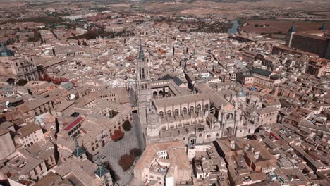 un drone tourné autour de la cathédrale de toledo et de sa cité médiévale européenne