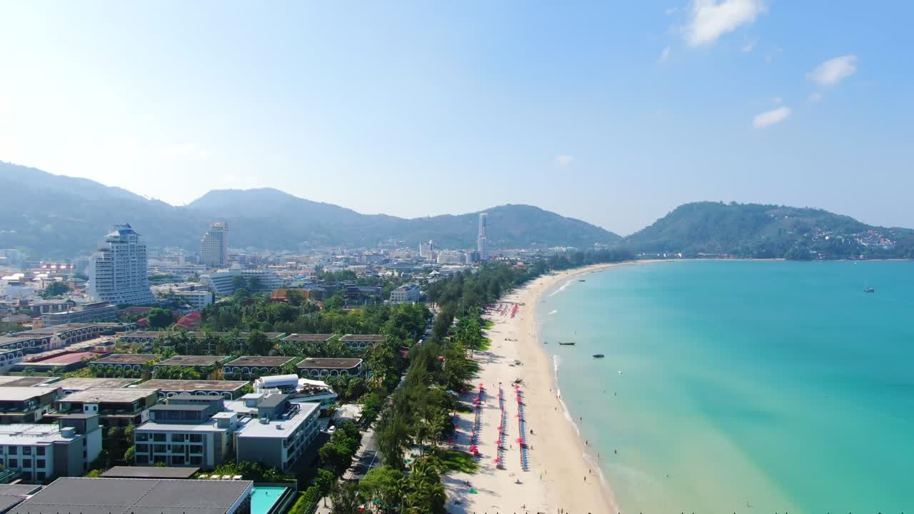 la más hermosa playa de arena de mar de patong dorado en phuket, tailandia.