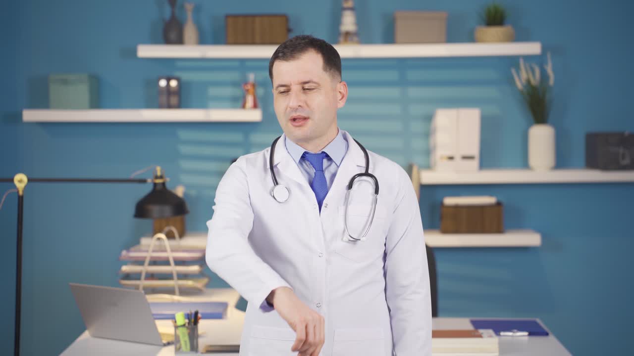 의사는 야외에서 기침할 때 어떻게 예방 조치를 취해야 하는지 알려줍니다.