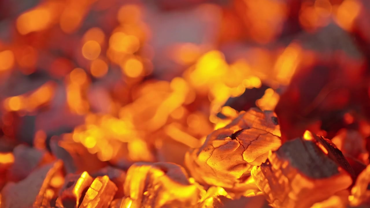 Primo piano di braci ardenti incandescenti