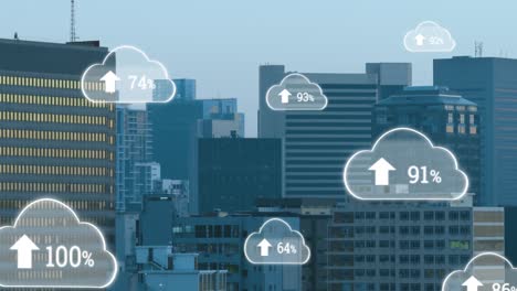 animación de nubes digitales con carga flotando sobre el paisaje urbano