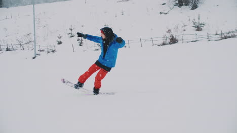 Männlicher-Snowboarder-Fährt-Auf-Einem-Brett-Im-Schnee-Von-Der-Skipiste