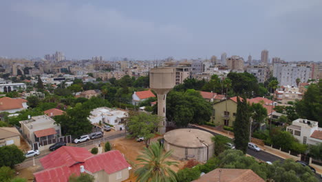 Barrio-De-Nachalat-Yehuda,-Rishon-Lezion,-Israel---En-Su-Centro-Está-La-Torre-De-Agua-Que-Lleva-El-Nombre-Del-Dr.