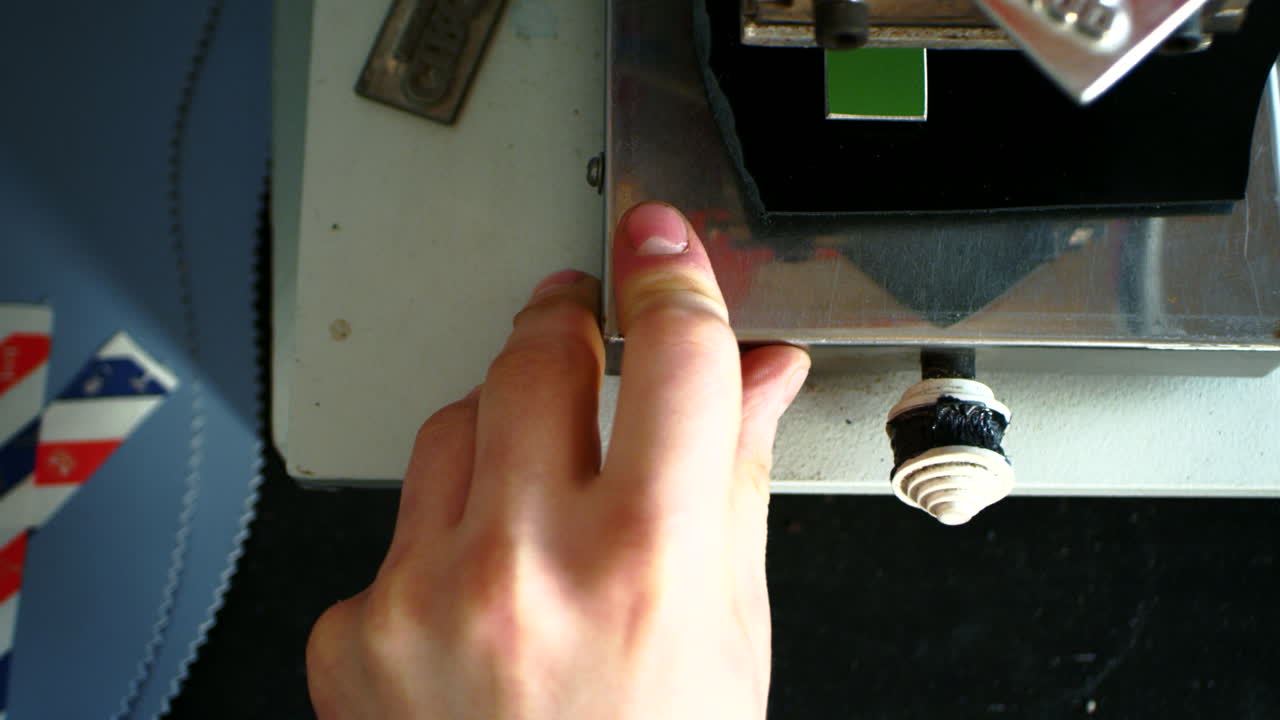 impresión de sellos en parte de cuero negro. prensa de sellos profesional en el trabajo