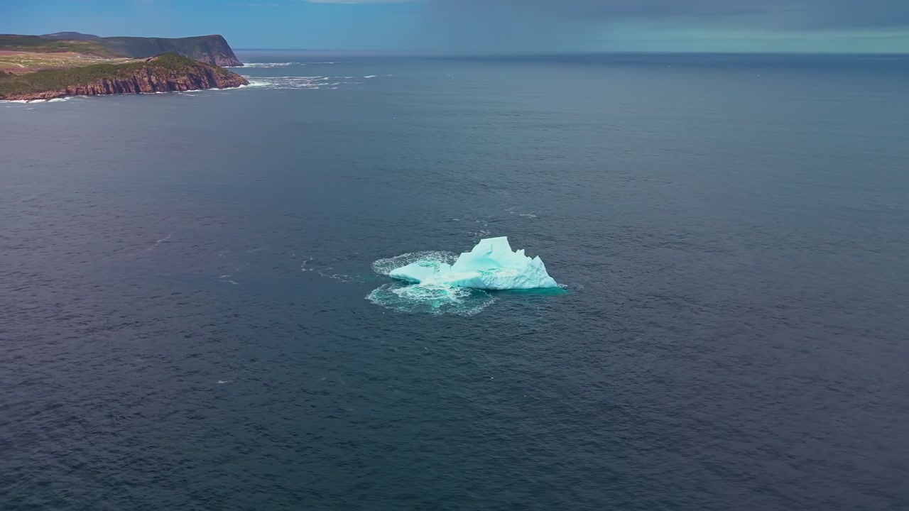 Filmato drone di un iceberg in un mare aperto agitato con cavalloni al largo della costa di Terranova.