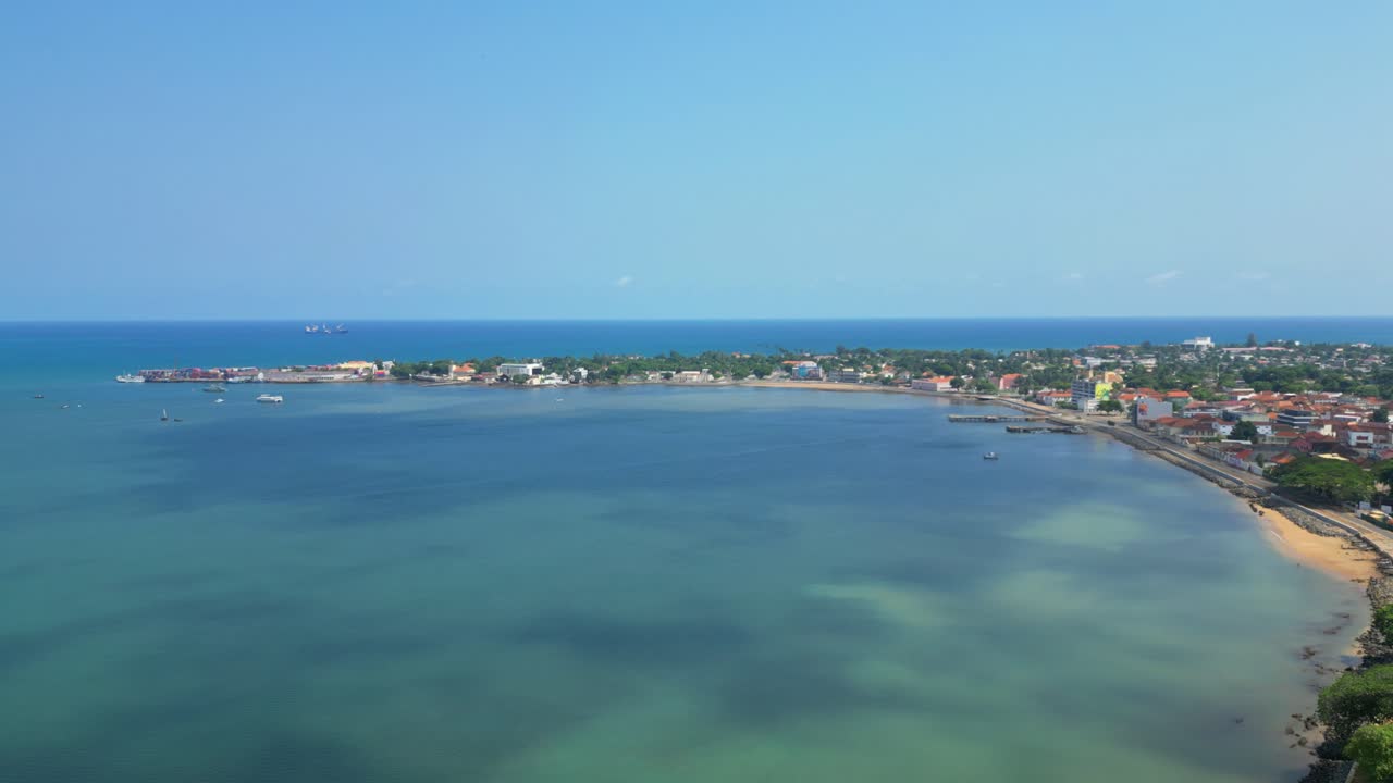 Pyöreä ilmakuva Ana Chavesin lahdesta, jossa näkyy myös São Tomén kaupungin kaunis rannikko, Afrikka.
