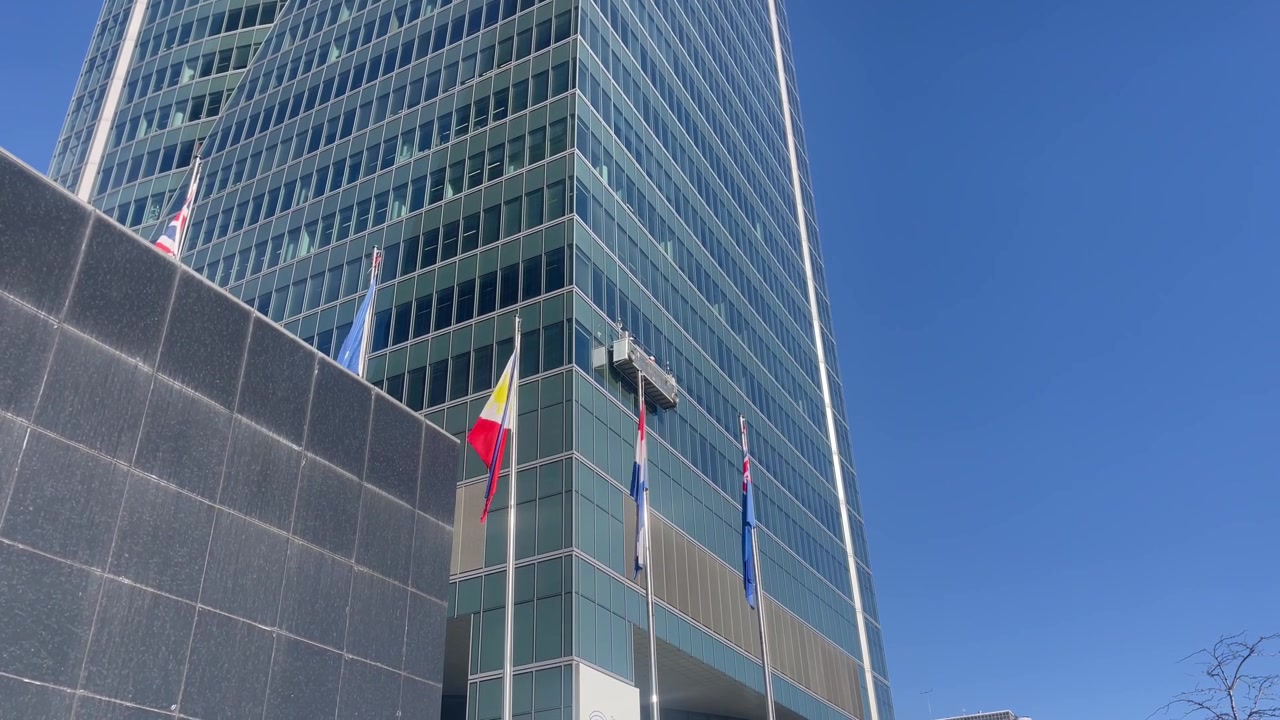 Bandiere fuori dalle ambasciate di Australia, Canada, Regno Unito e Paesi Bassi a Madrid.