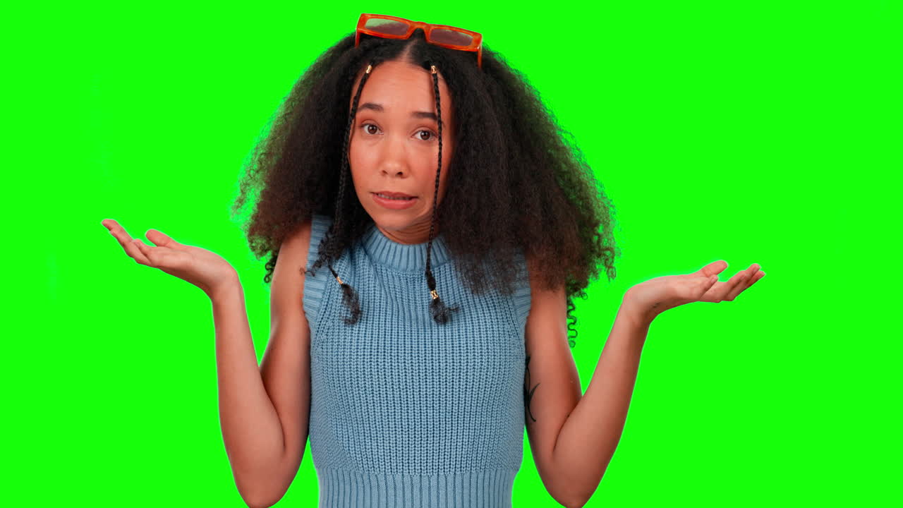 duda, encogimiento de hombros y mujer en un estudio con verde