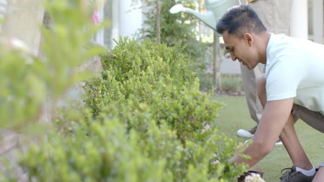 feliz pareja de hombres homosexuales diversos jardinería en el jardín soleado, espacio de copia, cámara lenta, espacio de copiado