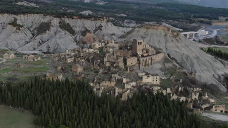 Vista-Aérea-Viajando-A-La-Ciudad-Abandonada-De-Esco-En-Un-Día-Soleado,-En-La-Provincia-De-Aragón,-España