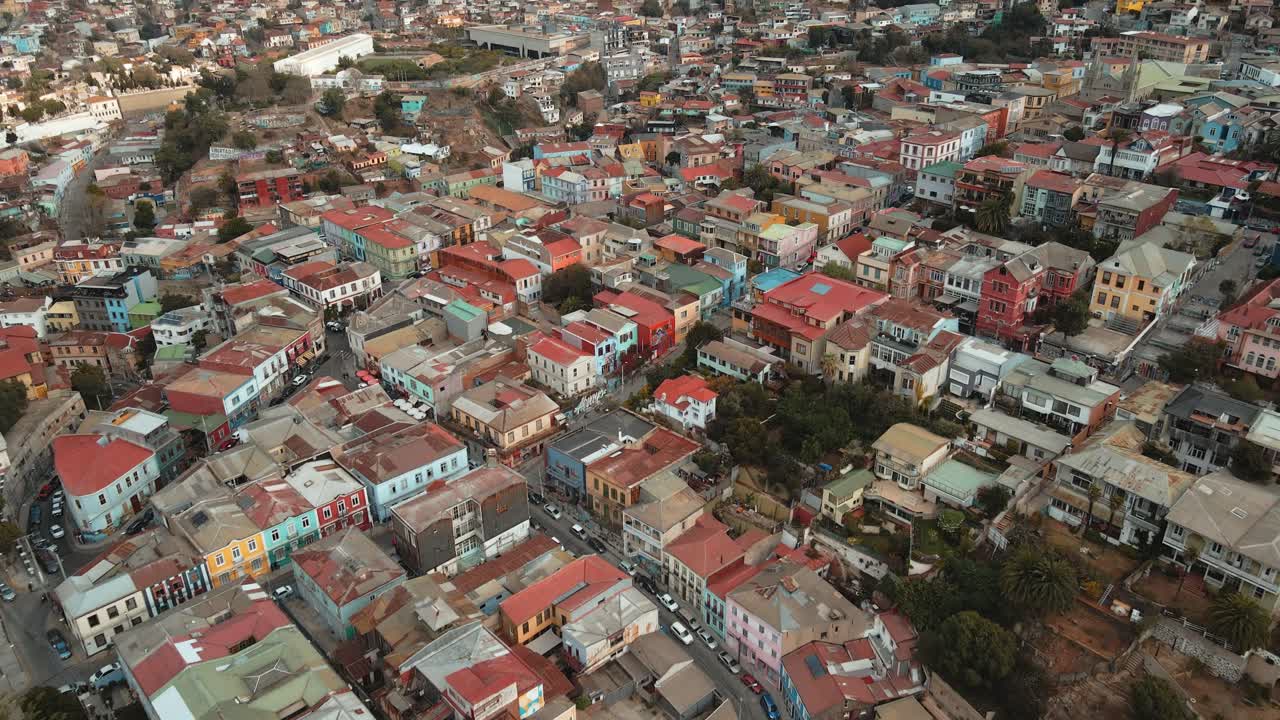 descenso aéreo sobre encantadoras casas coloridas que revelan la ciudad de la ladera de valparaíso en el fondo de cerro alegre, chile