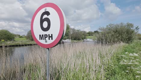 Obligatorische-Höchstgeschwindigkeitsbegrenzung-Für-Boote-Warnung-Auf-Dem-Fluss-Waveney