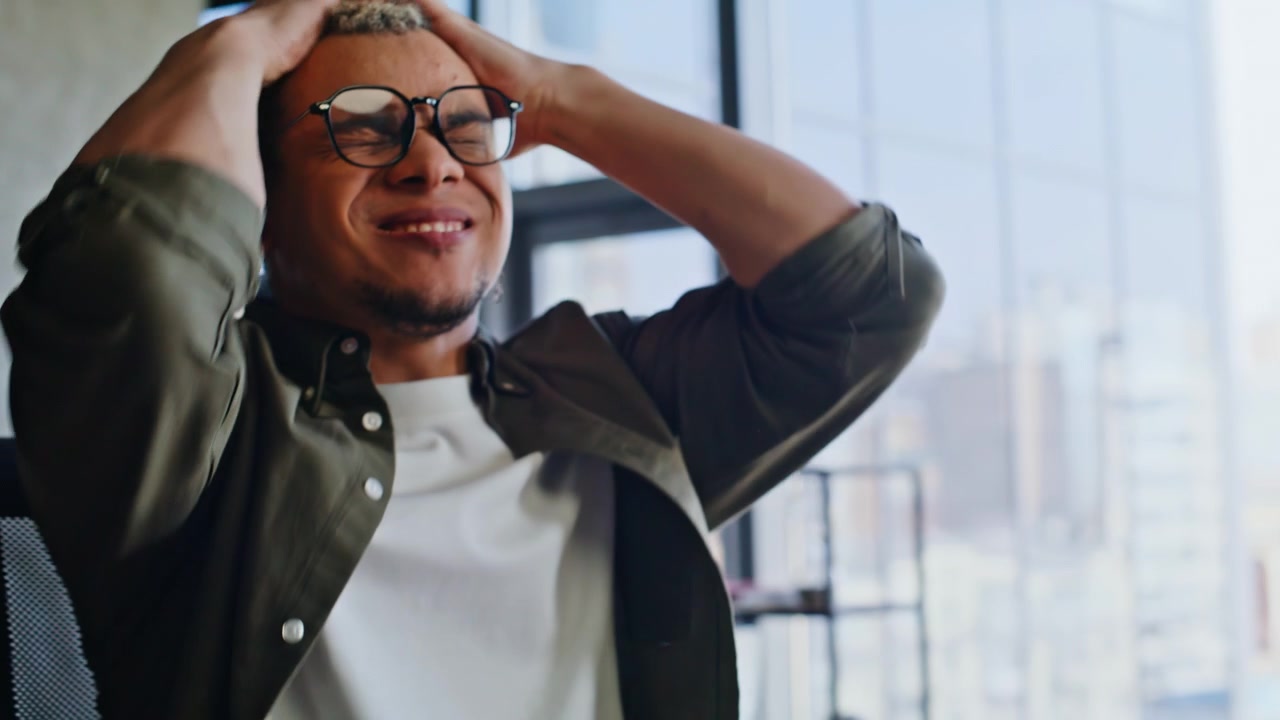 Impiegato stressato che pensa davanti al laptop. Uomo frustrato sotto pressione lavorativa