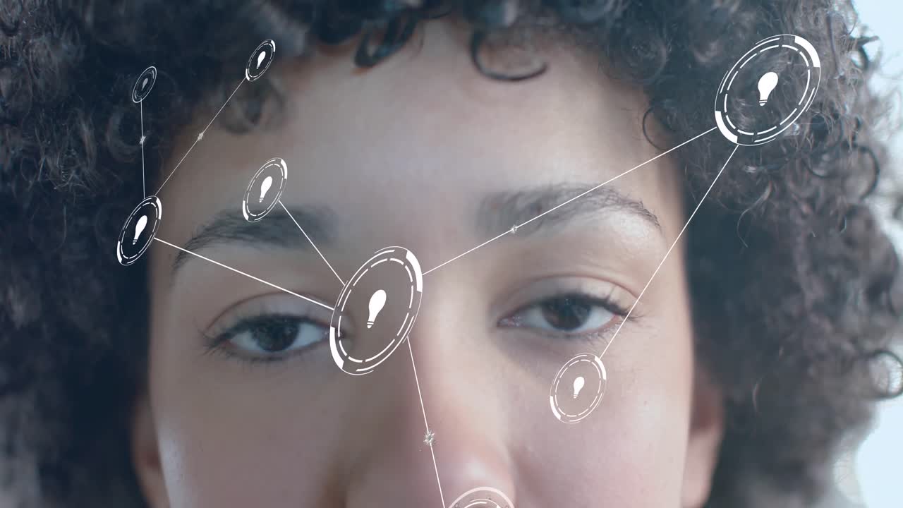 animación de iconos de bombillas sobre mujer de negocios biracial en la oficina