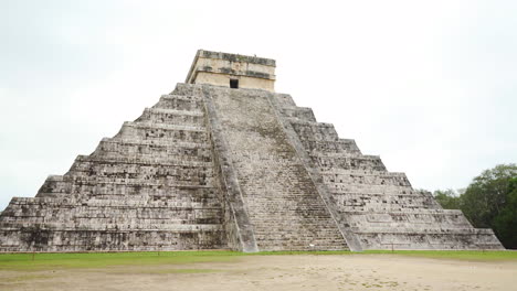 Ancient-Chichen-Itza-pyramid-ruins-in-Yucatan,-Mexico-on-cloudy-day