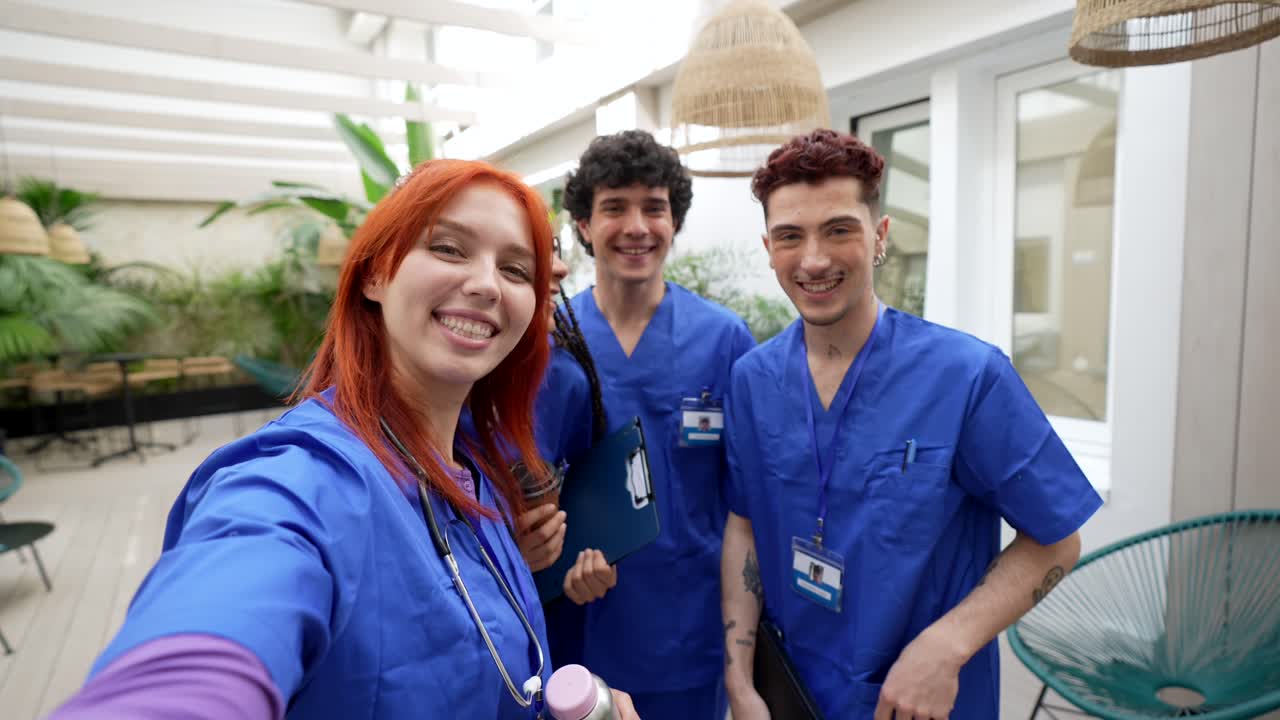 Grupo alegre de profesionales médicos posando para una selfie.