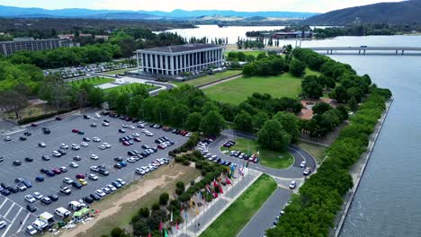 Toma-Aérea-De-Drones-Del-Aparcamiento-Lago-Burley-Griffin-Biblioteca-Nacional-Questacon-Zona-Del-Triángulo-Parlamentario-Política-Viajes-Turismo-Círculo-Estatal-Tecnología-Banderas-Canberra-Ley-Australia-4k