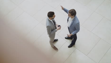 hombres de negocios en conversación