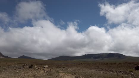 paisaje de nubes blancas sobre las montañas de las lagunas de alto perú cerca de cajamarca, perú