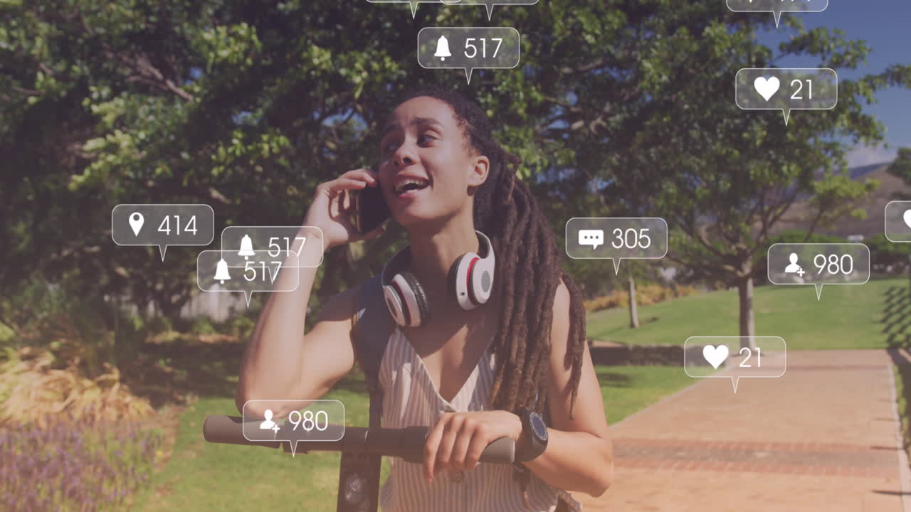 animación de iconos de los medios sobre una mujer biracial sonriente con un scooter hablando en un teléfono inteligente en el parque