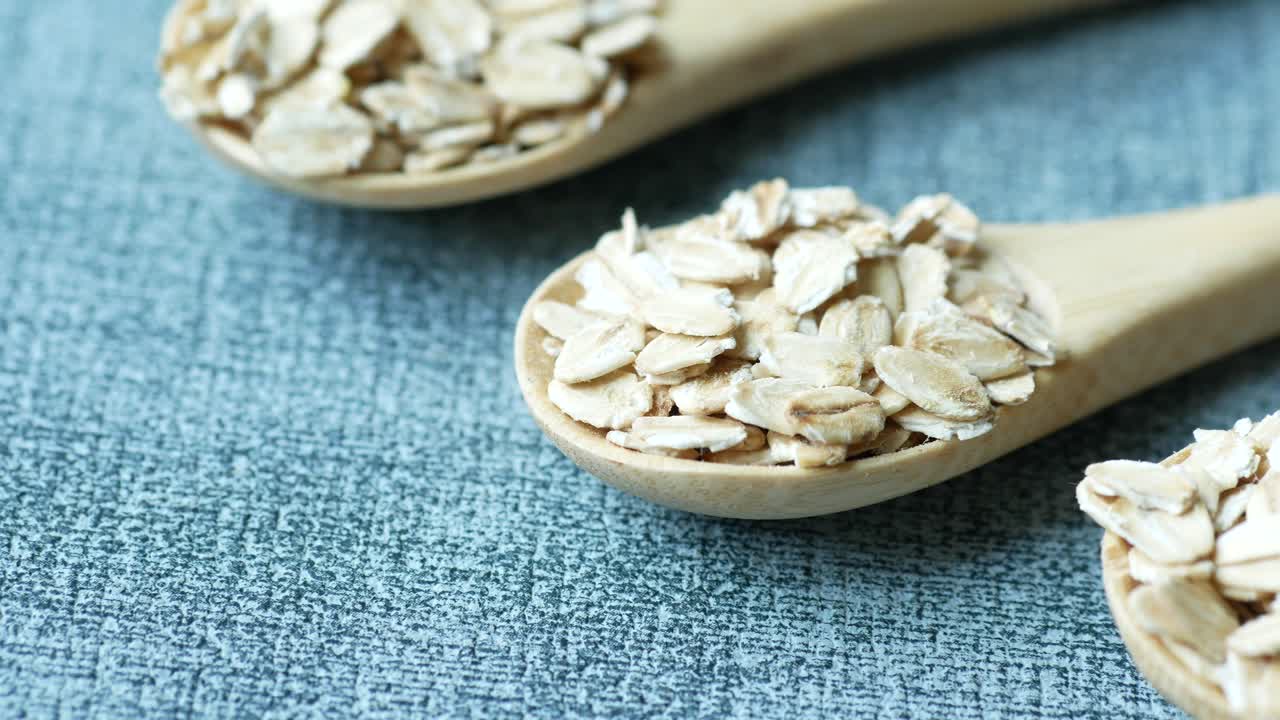 테이블 위에  ⁇ 어지는 구운 오트 플레이크 ,