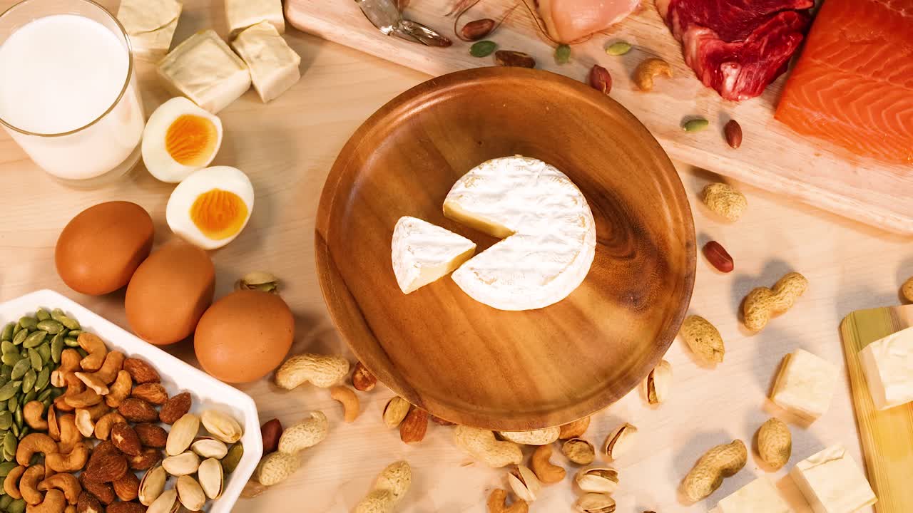 다양한 단백질 식품이 테이블에 배열되어 있습니다.