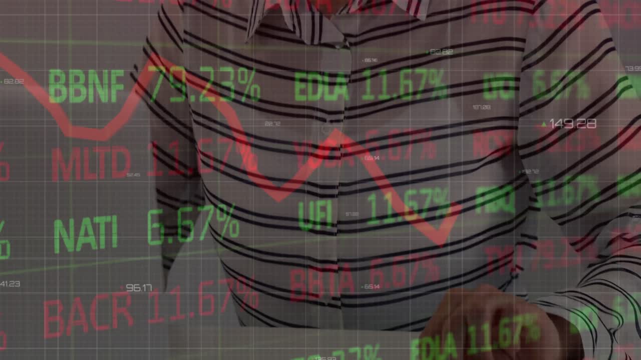 animación de gráficos y procesamiento de datos financieros sobre una mujer caucásica usando una computadora portátil