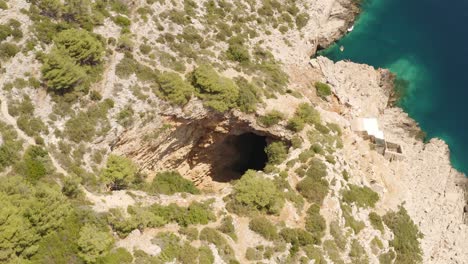 excelente disparo de dron. naturaleza salvaje, mar e isla