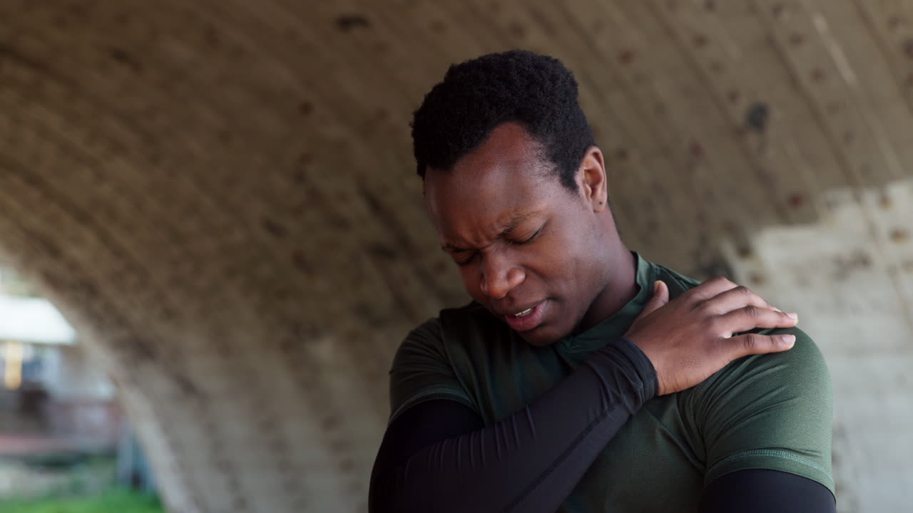 dolor en el hombro, la mano y el hombre con lesión