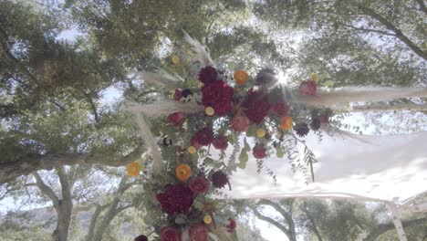 Hübsch-Dekoriert-Mit-Verschiedenen-Farbigen-Rosen-Und-Blumen-Hochzeitsort-An-Einem-Sonnigen-Tag